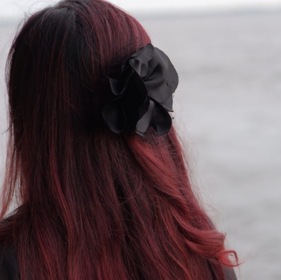 Floral Hair Clip in Silk | In stock | Black or Light blue | Vintage pin-up - Picture 2 of 3